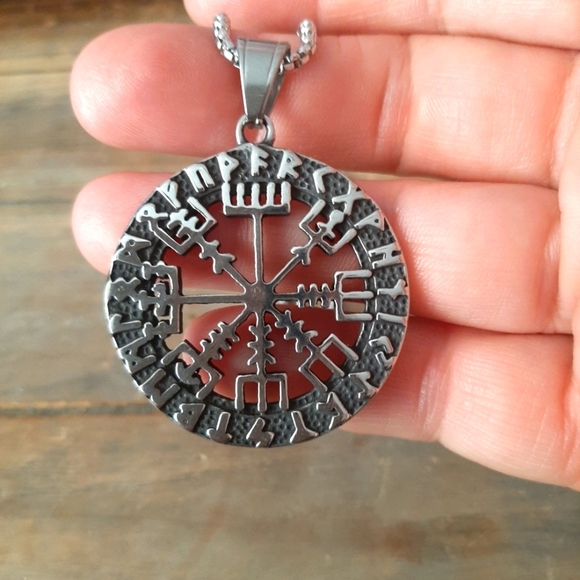 Viking Norse Rune Vegvisir Compass Pendant Necklace - Picture 1 of 3